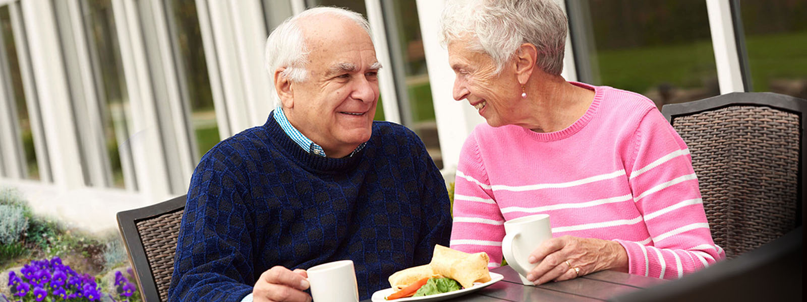 Residents eating at The Terrace at Foulkeways at Gwynedd